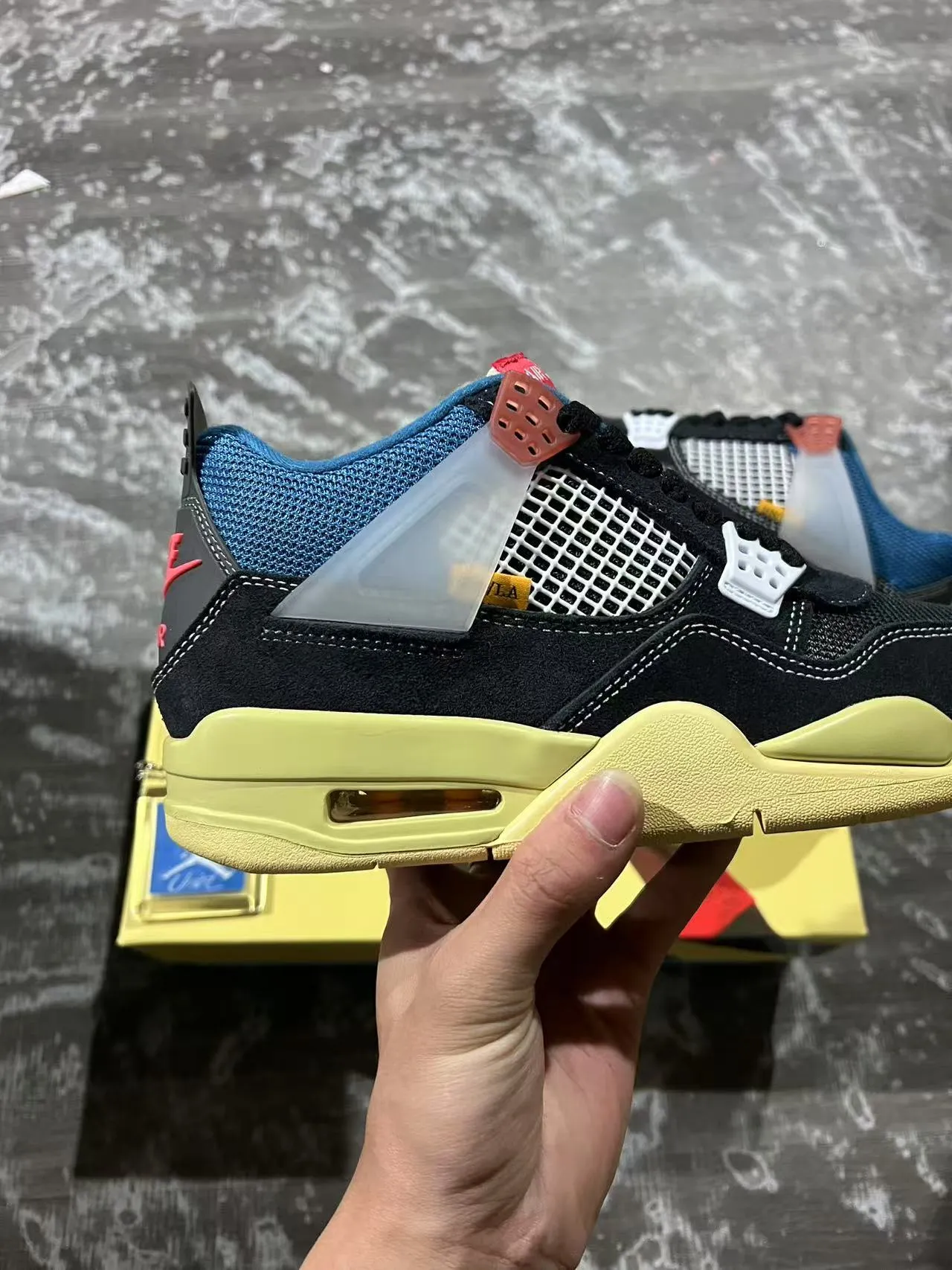 حذاء كرة السلة Air Jordan 4 أسود ليموني أصفر أزرق 7