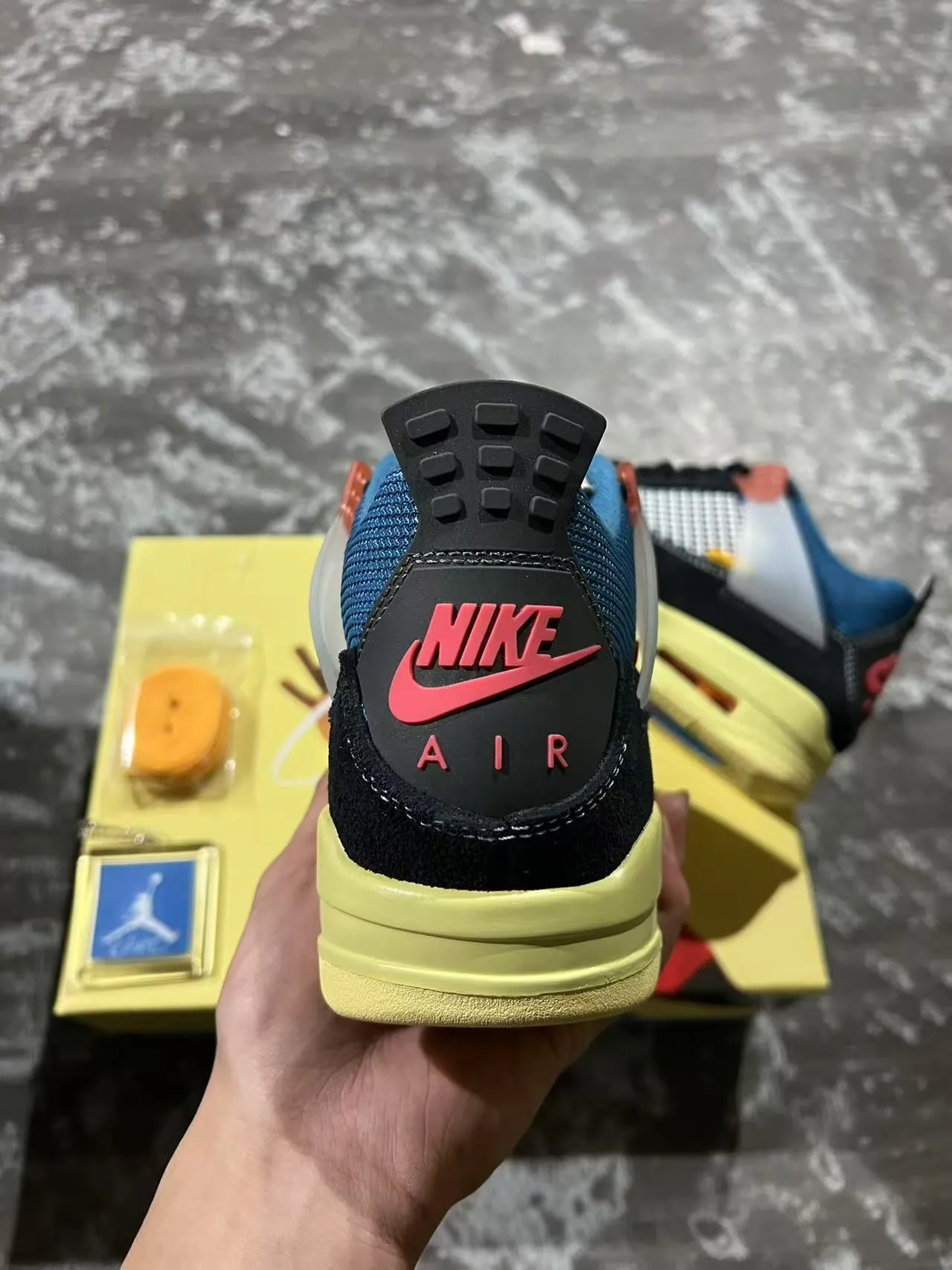 حذاء كرة السلة Air Jordan 4 أسود ليموني أصفر أزرق 8
