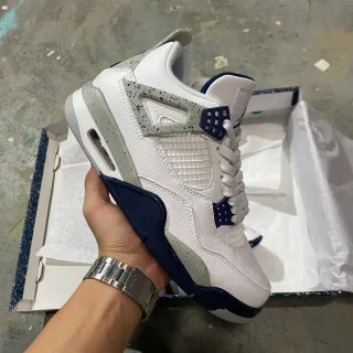 Tênis de basquete Air Jordan 4 branco e azul-marinho salpicado