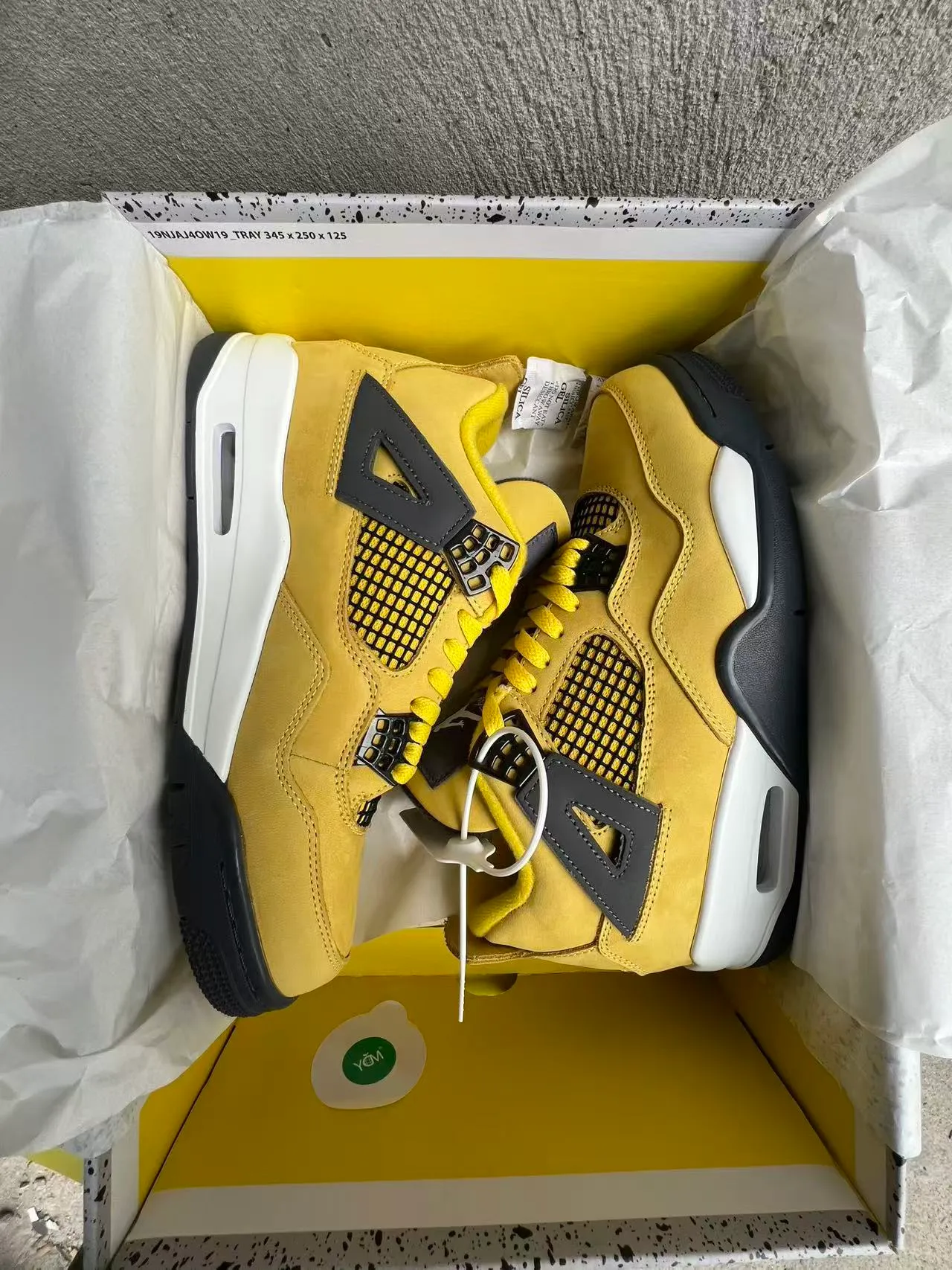 Tênis de basquete Air Jordan 4 amarelo cinza branco 9
