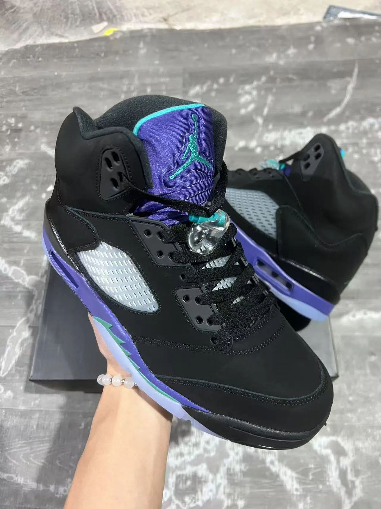 Tênis de basquete Air Jordan 5 preto, roxo e verde com raio 2
