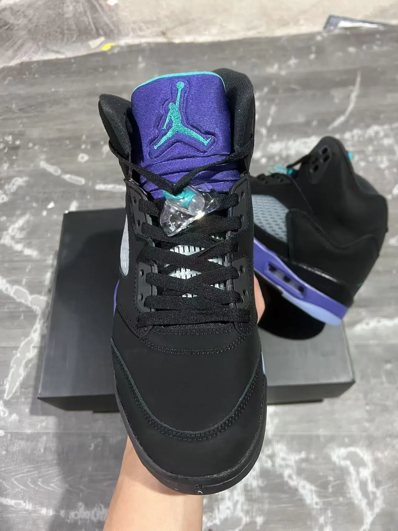 Tênis de basquete Air Jordan 5 preto, roxo e verde com raio 3