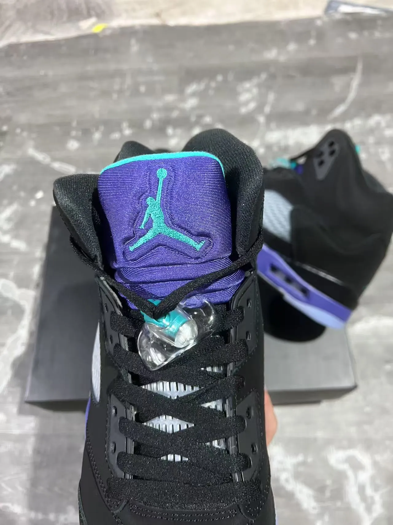 Tênis de basquete Air Jordan 5 preto, roxo e verde com raio 4