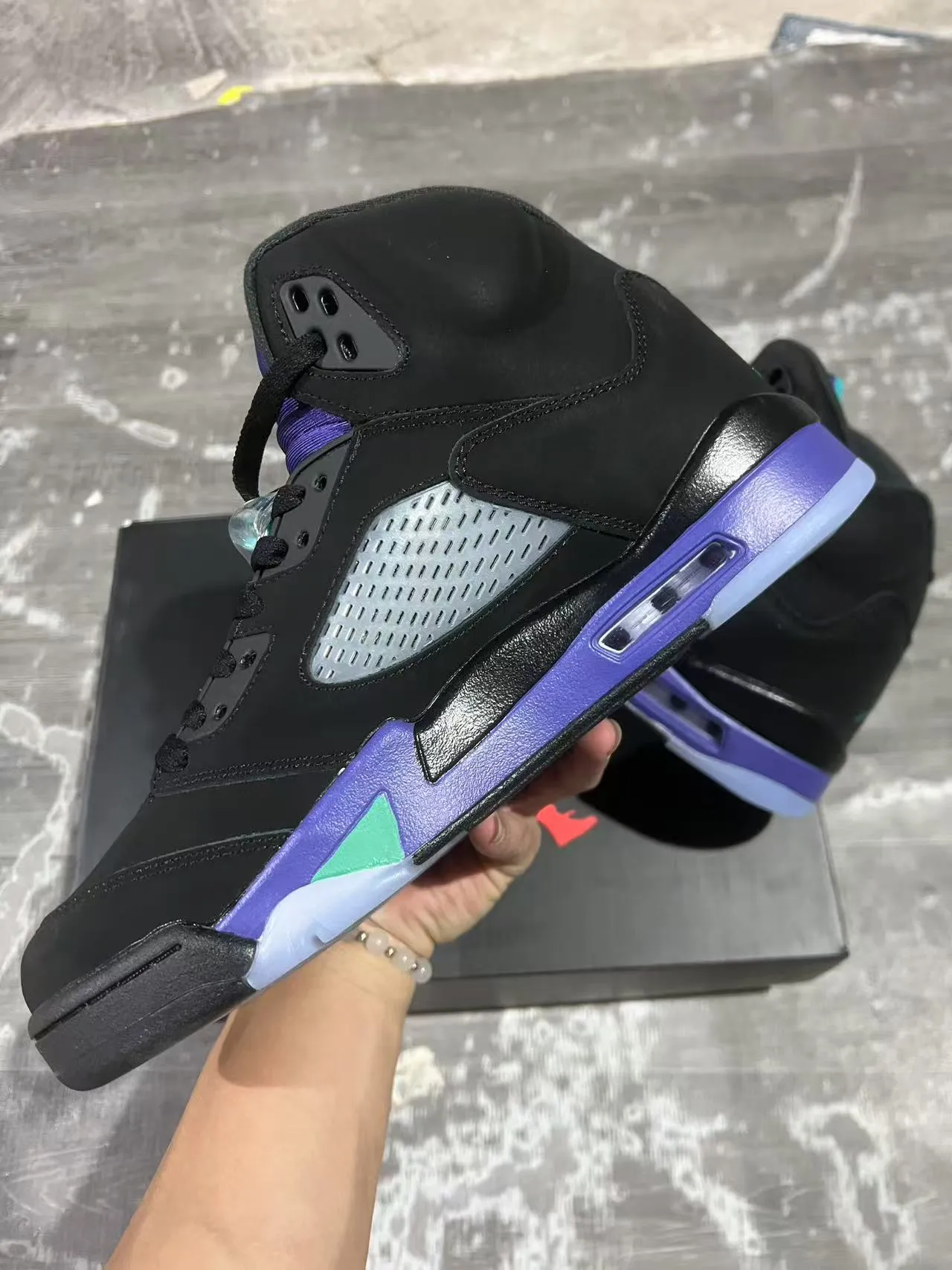 Tênis de basquete Air Jordan 5 preto, roxo e verde com raio 5