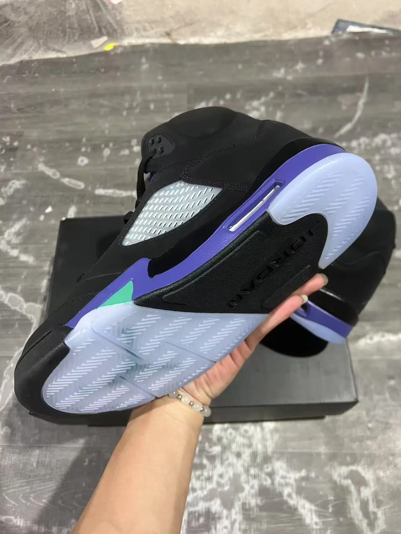 Tênis de basquete Air Jordan 5 preto, roxo e verde com raio 6