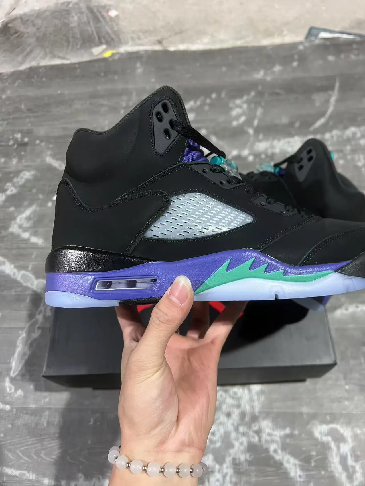 Tênis de basquete Air Jordan 5 preto, roxo e verde com raio 7
