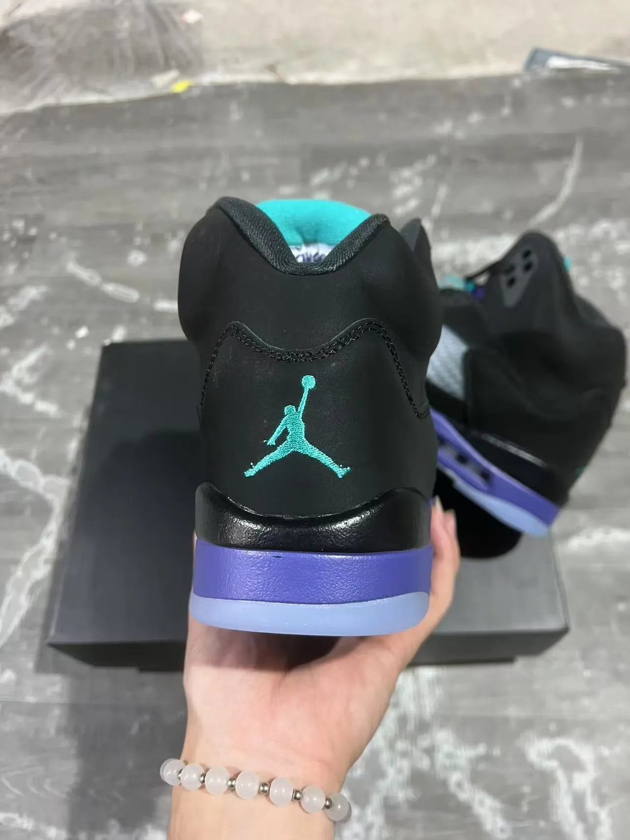 Tênis de basquete Air Jordan 5 preto, roxo e verde com raio 8