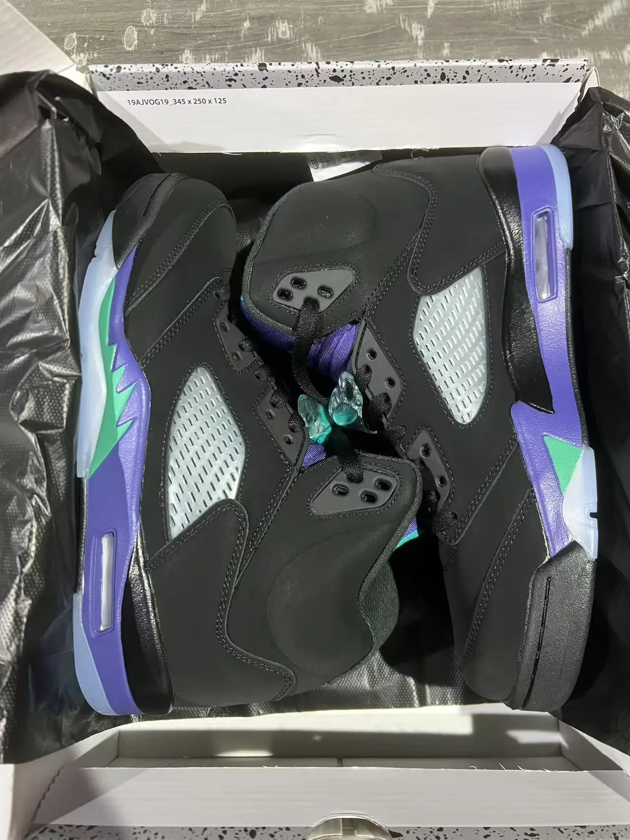 Tênis de basquete Air Jordan 5 preto, roxo e verde com raio 9