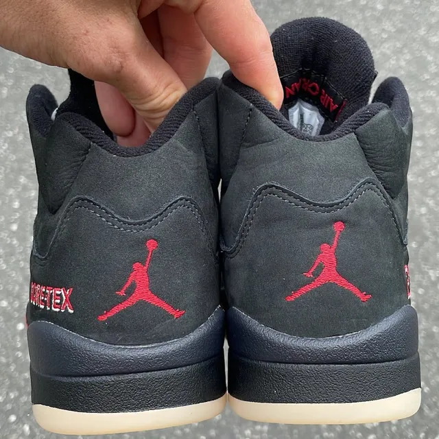 حذاء كرة السلة Air Jordan 5 GORE-TEX أسود وأحمر 12