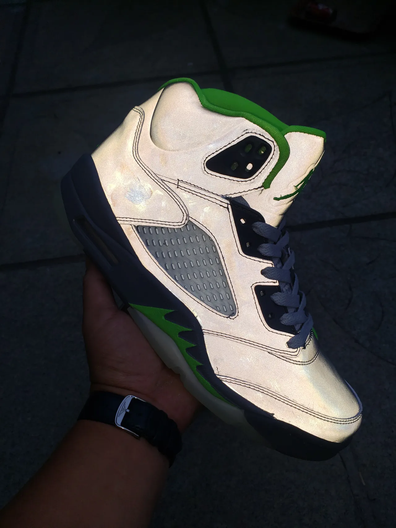 حذاء كرة السلة Air Jordan 5 رمادي وأخضر نيون 3