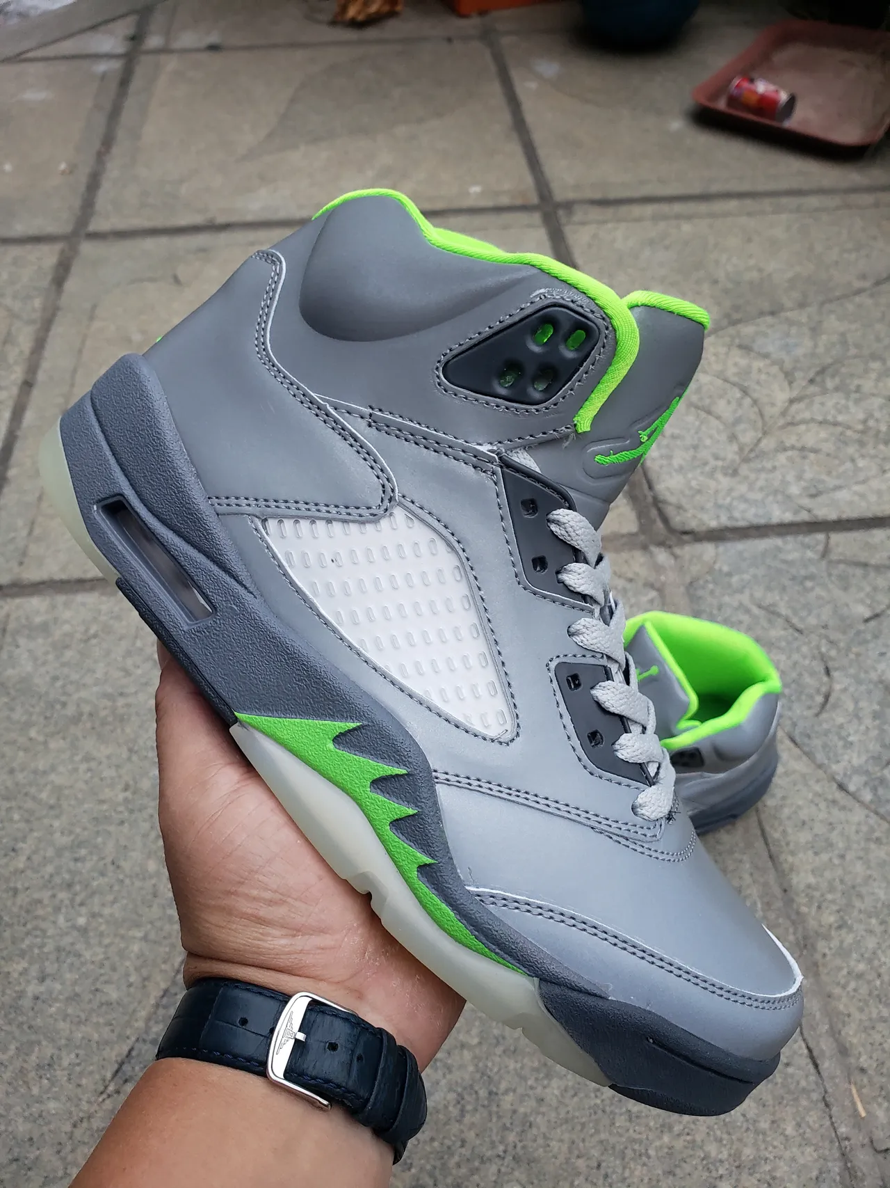 حذاء كرة السلة Air Jordan 5 رمادي وأخضر نيون 4