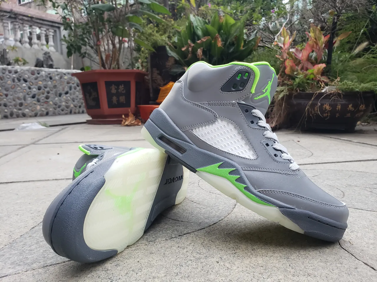 حذاء كرة السلة Air Jordan 5 رمادي وأخضر نيون 5