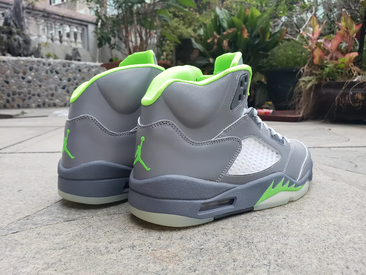 حذاء كرة السلة Air Jordan 5 رمادي وأخضر نيون 6