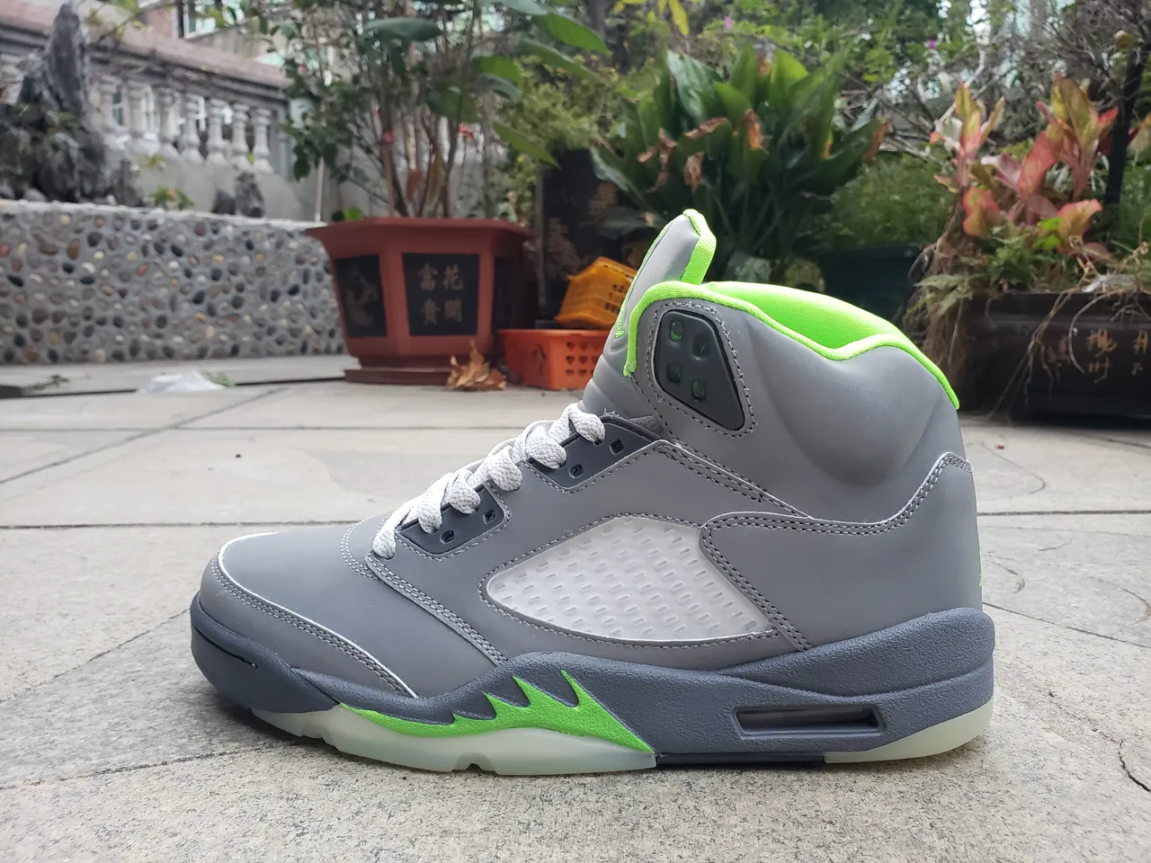 حذاء كرة السلة Air Jordan 5 رمادي وأخضر نيون 7