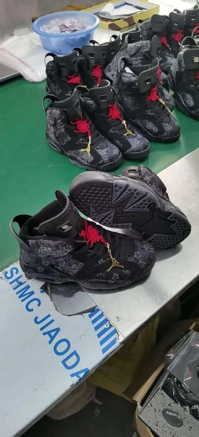 Chaussures de basketball Air Jordan 6 noir rouge or 2
