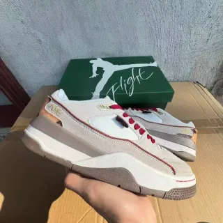 Tênis lifestyle Air Jordan bege e vermelho com cabedal em camadas de camurça e mesh, cadarços e vivos contrastantes