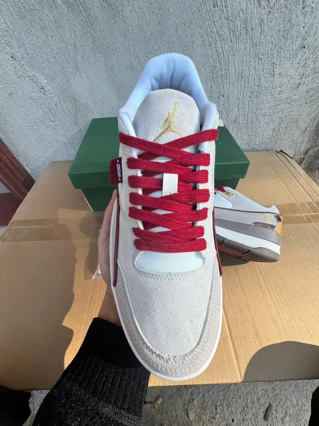Air Jordan বেইজ লাল লেয়ার্ড সুয়েড-মেশ আপার কনট্রাস্ট লেসিং এবং পাইপিং লাইফস্টাইল স্নিকার্স 3