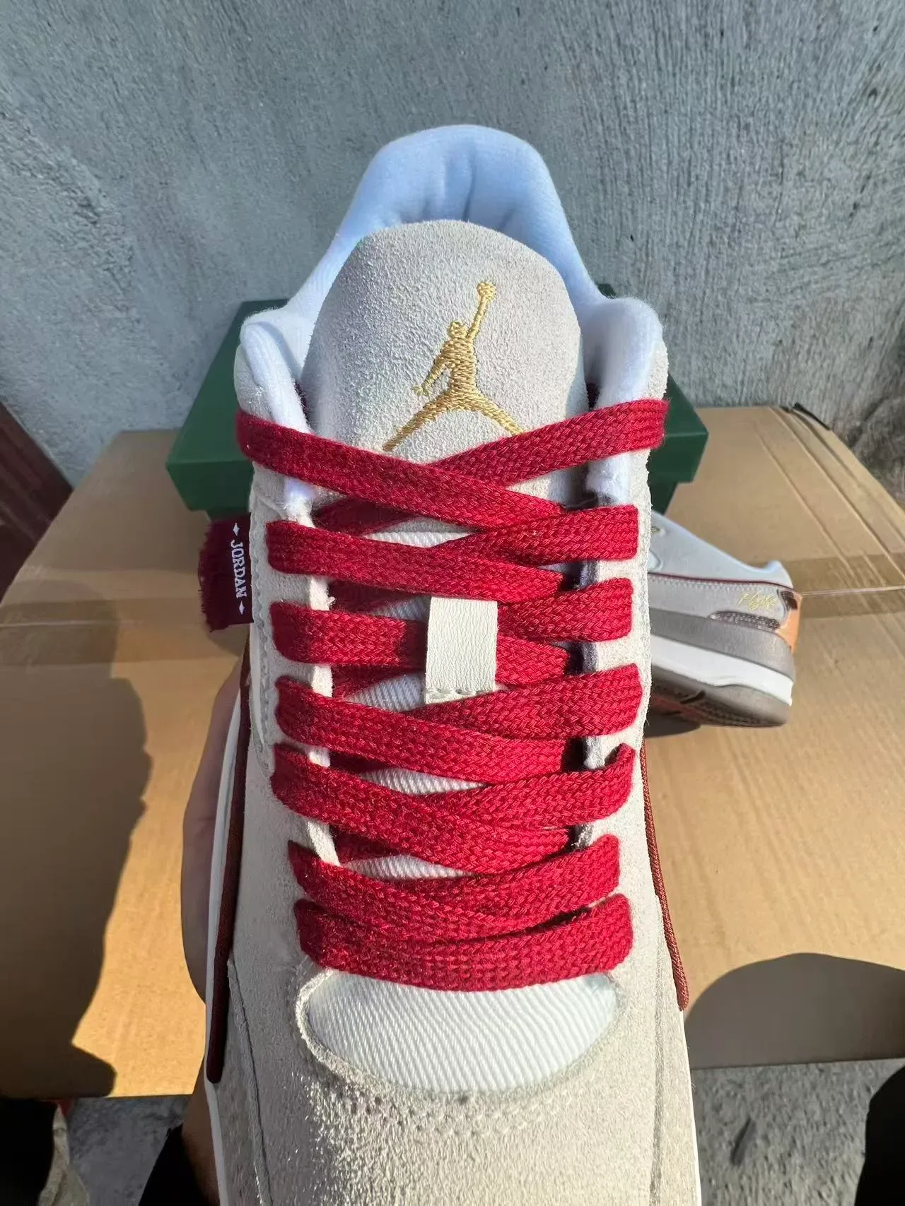 Air Jordan বেইজ লাল লেয়ার্ড সুয়েড-মেশ আপার কনট্রাস্ট লেসিং এবং পাইপিং লাইফস্টাইল স্নিকার্স 4