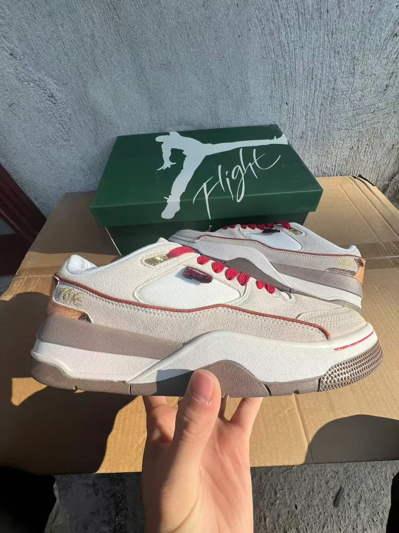 Air Jordan বেইজ লাল লেয়ার্ড সুয়েড-মেশ আপার কনট্রাস্ট লেসিং এবং পাইপিং লাইফস্টাইল স্নিকার্স 7