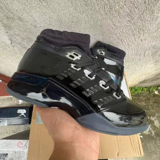 Tênis de basquete Air Jordan com cabedal de couro envernizado brilhante preto e cinza e ferragens metálicas nos cadarços