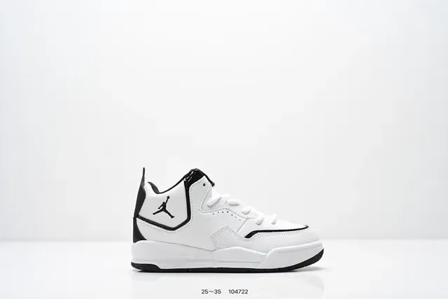 حذاء سنيكرز لايف ستايل Air Jordan منخفض برباط باللونين الأسود والأبيض 3