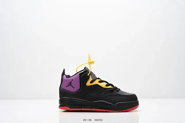 حذاء سنيكرز لايف ستايل Air Jordan منخفض برباط باللونين الأسود والأبيض 4