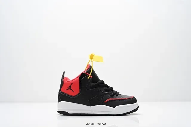 حذاء سنيكرز لايف ستايل Air Jordan منخفض برباط باللونين الأسود والأبيض 5