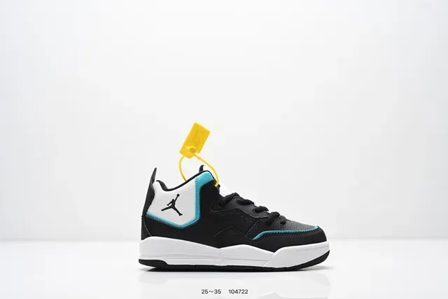 حذاء سنيكرز لايف ستايل Air Jordan منخفض برباط باللونين الأسود والأبيض 6