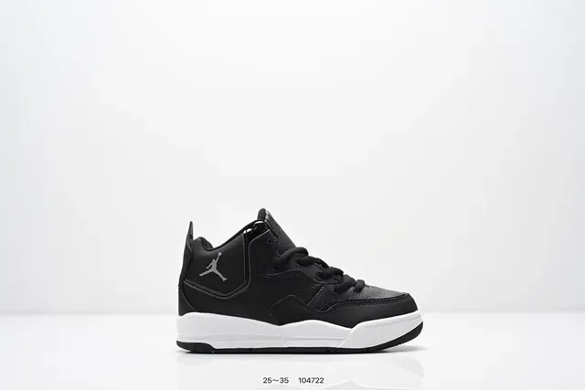 حذاء سنيكرز لايف ستايل Air Jordan منخفض برباط باللونين الأسود والأبيض 7