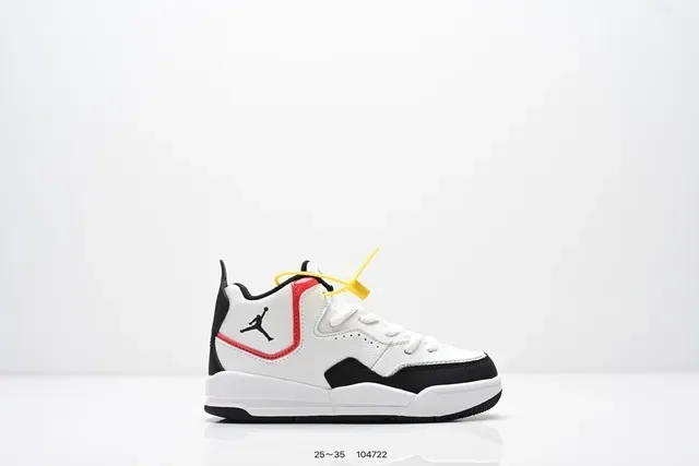 حذاء سنيكرز لايف ستايل Air Jordan منخفض برباط باللونين الأسود والأبيض 9