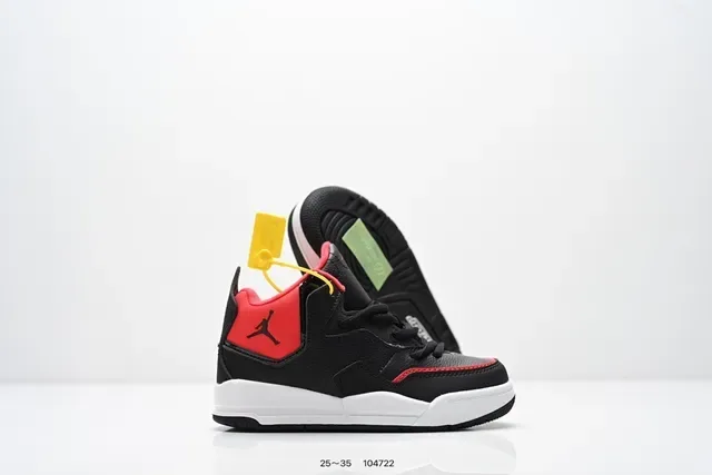 حذاء سنيكرز لايف ستايل Air Jordan منخفض برباط باللونين الأسود والأبيض 10
