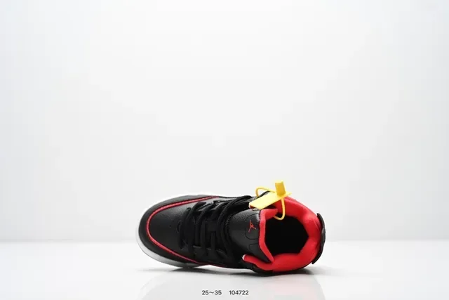 حذاء سنيكرز لايف ستايل Air Jordan منخفض برباط باللونين الأسود والأبيض 11