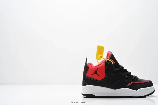 حذاء سنيكرز لايف ستايل Air Jordan منخفض برباط باللونين الأسود والأبيض 12