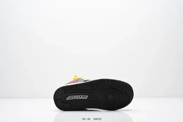 حذاء سنيكرز لايف ستايل Air Jordan منخفض برباط باللونين الأسود والأبيض 13