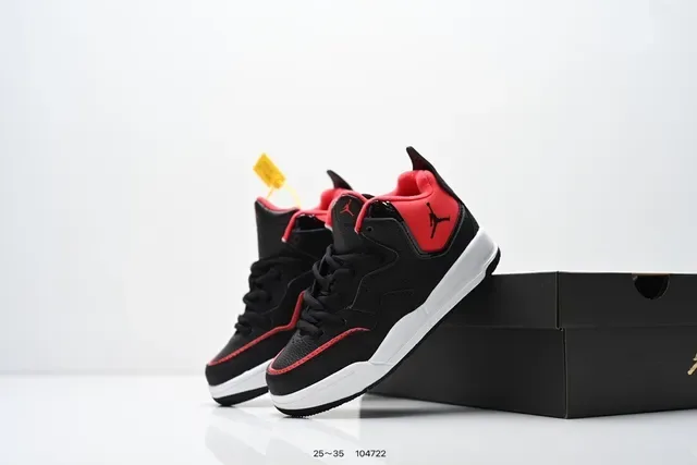 حذاء سنيكرز لايف ستايل Air Jordan منخفض برباط باللونين الأسود والأبيض 15