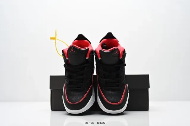 حذاء سنيكرز لايف ستايل Air Jordan منخفض برباط باللونين الأسود والأبيض 16