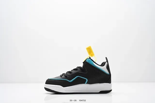 حذاء سنيكرز لايف ستايل Air Jordan منخفض برباط باللونين الأسود والأبيض 17