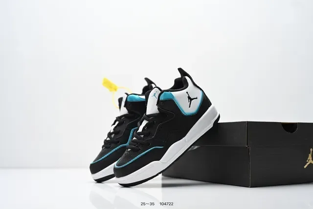حذاء سنيكرز لايف ستايل Air Jordan منخفض برباط باللونين الأسود والأبيض 18
