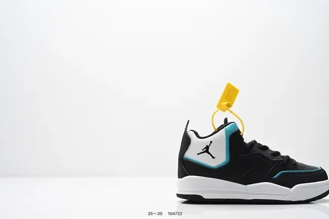 حذاء سنيكرز لايف ستايل Air Jordan منخفض برباط باللونين الأسود والأبيض 19