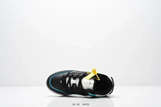 حذاء سنيكرز لايف ستايل Air Jordan منخفض برباط باللونين الأسود والأبيض 20