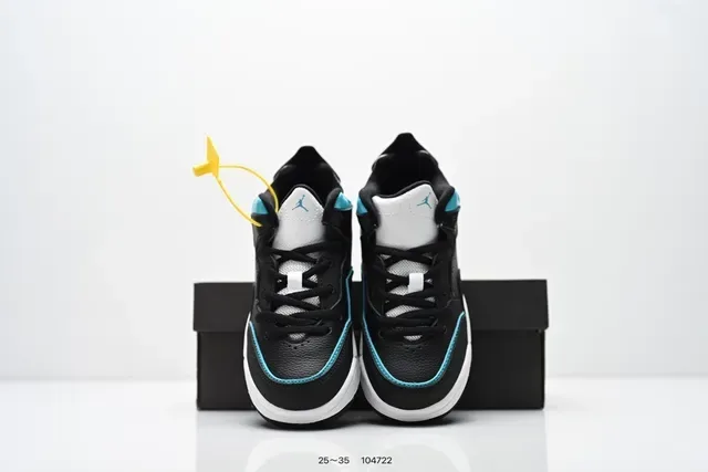 حذاء سنيكرز لايف ستايل Air Jordan منخفض برباط باللونين الأسود والأبيض 21