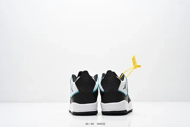 حذاء سنيكرز لايف ستايل Air Jordan منخفض برباط باللونين الأسود والأبيض 22