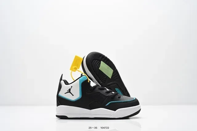حذاء سنيكرز لايف ستايل Air Jordan منخفض برباط باللونين الأسود والأبيض 24