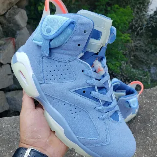 Tênis de basquete Air Jordan azul e laranja com cabedal em camurça clara e biqueira perfurada