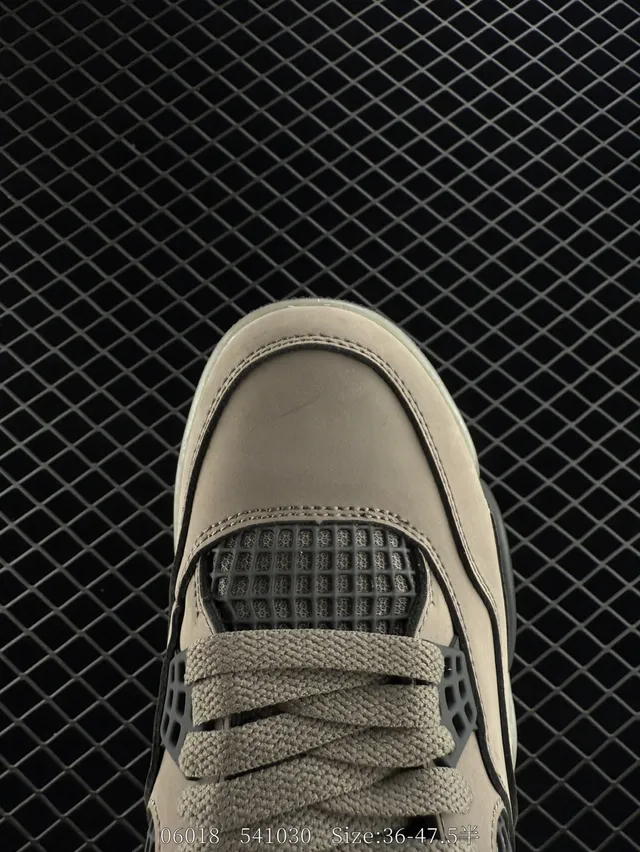 Air Jordan IV 米色黑色高帮鞋型灰褐色皮革与网布鞋面篮球鞋 2