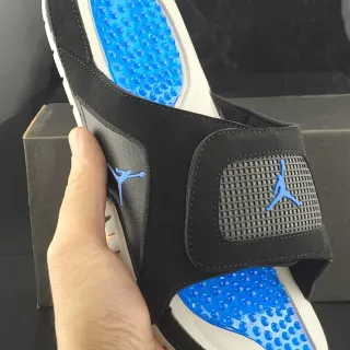 Chinelo Air Jordan Slide preto e azul com palmilha com relevo