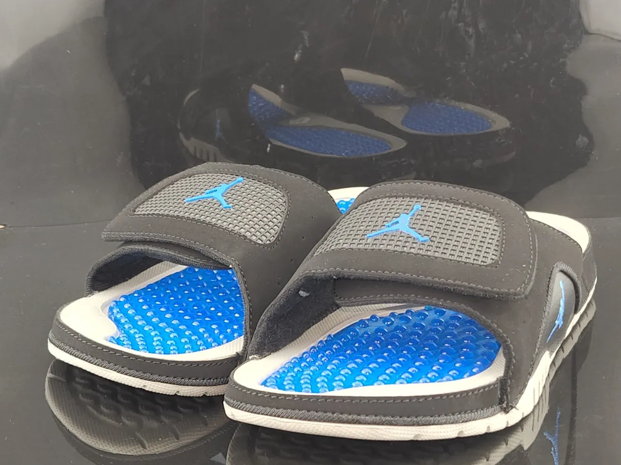 Chinelo Air Jordan Slide preto e azul com palmilha com relevo 2