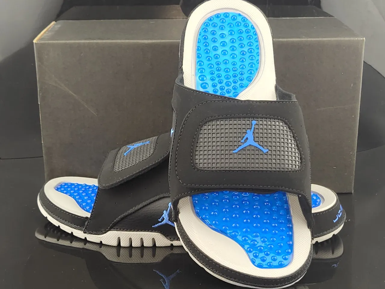 Chinelo Air Jordan Slide preto e azul com palmilha com relevo 3