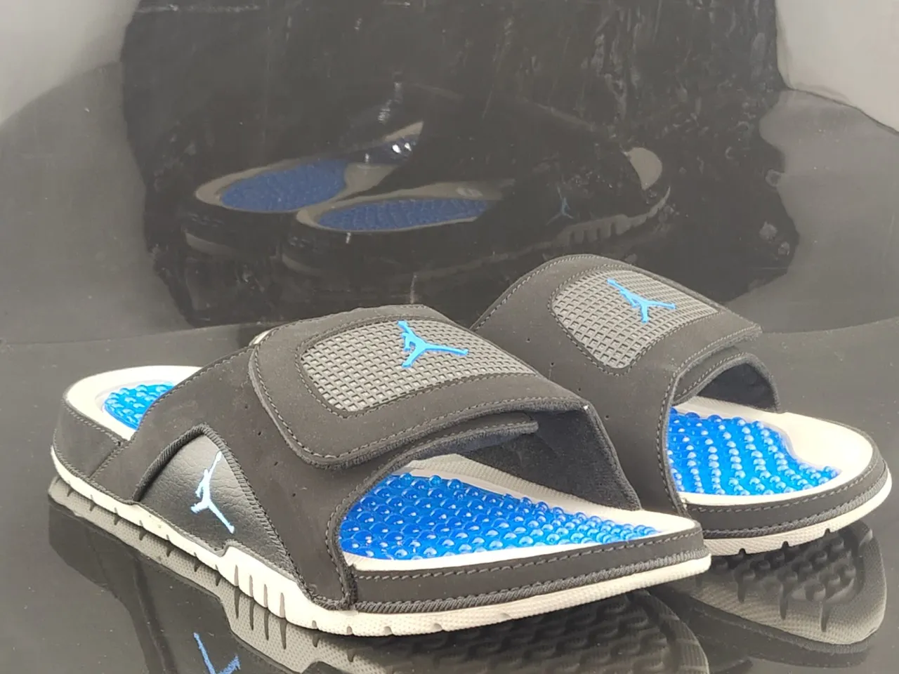Chinelo Air Jordan Slide preto e azul com palmilha com relevo 4
