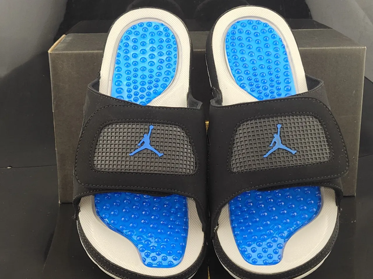 Chinelo Air Jordan Slide preto e azul com palmilha com relevo 5